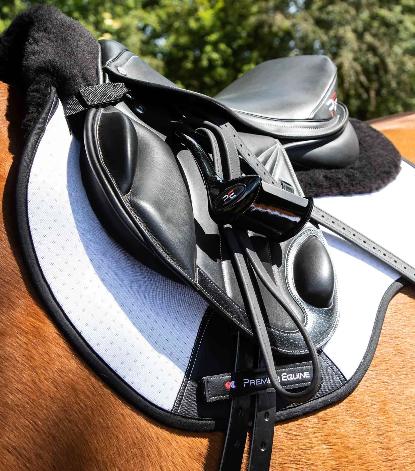 Close Contact Airtechnology Shockproof Wool Saddle Pad - GP/Jump Square White/Black Wool - Image 2