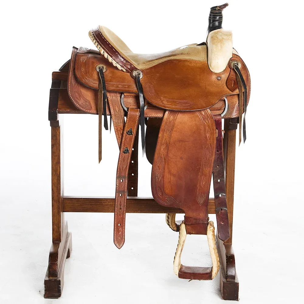 Dakota Saddlery Used 15.5in Team Roper with Rawhide Swells - Image 2