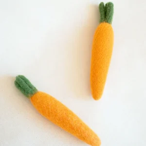 HEIRLOOM CARROT WOOL DOG & CAT TOY