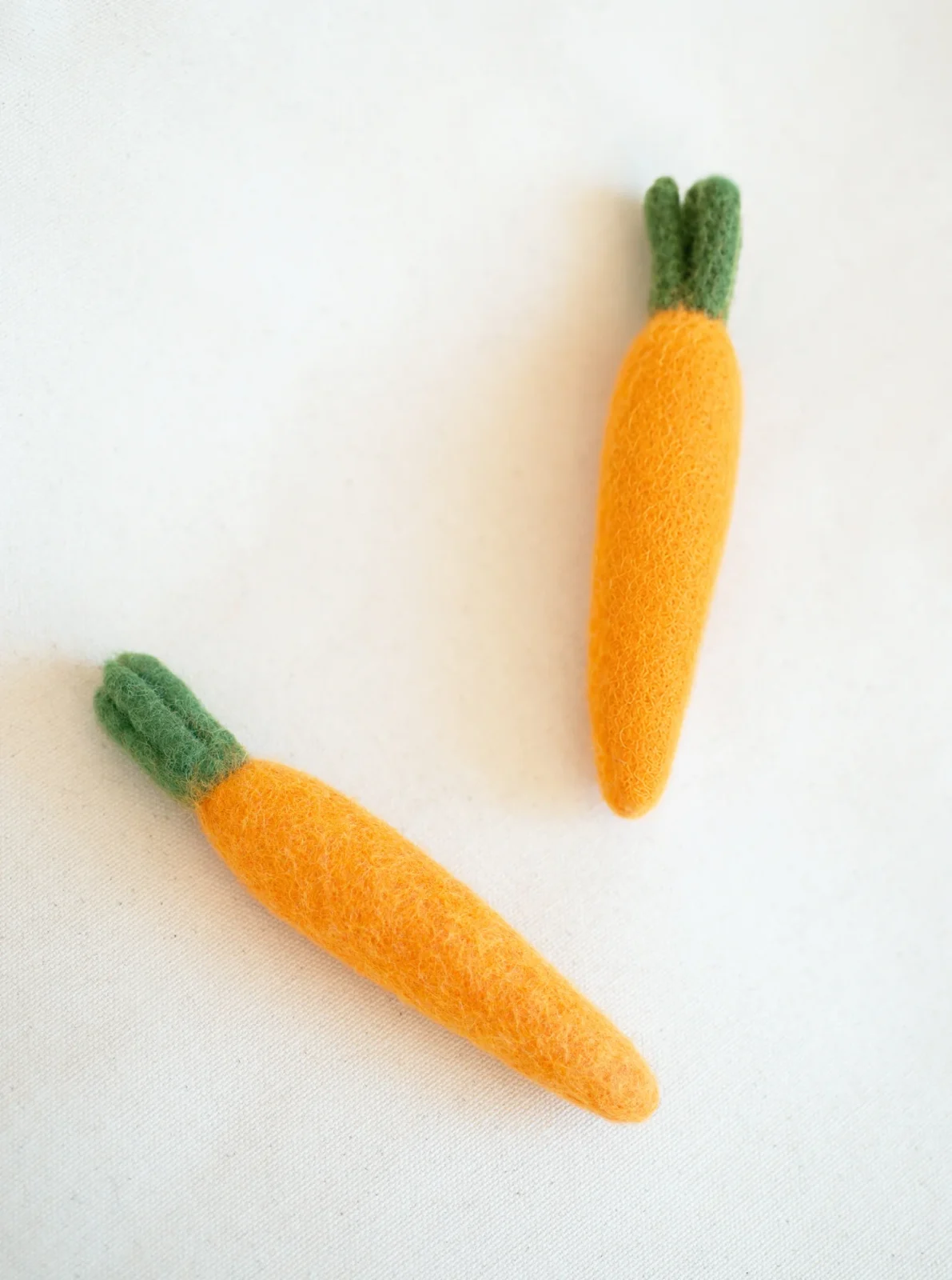 HEIRLOOM CARROT WOOL DOG & CAT TOY