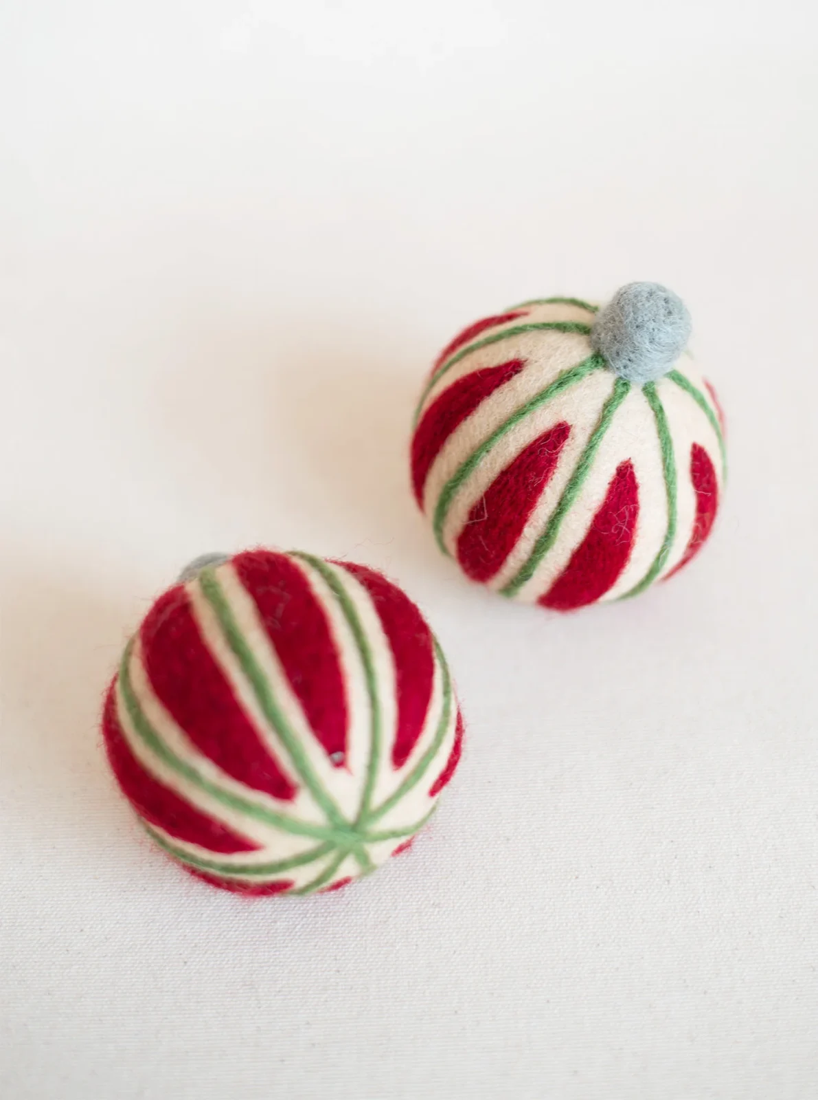 ORNAMENT BALL WOOL DOG TOY