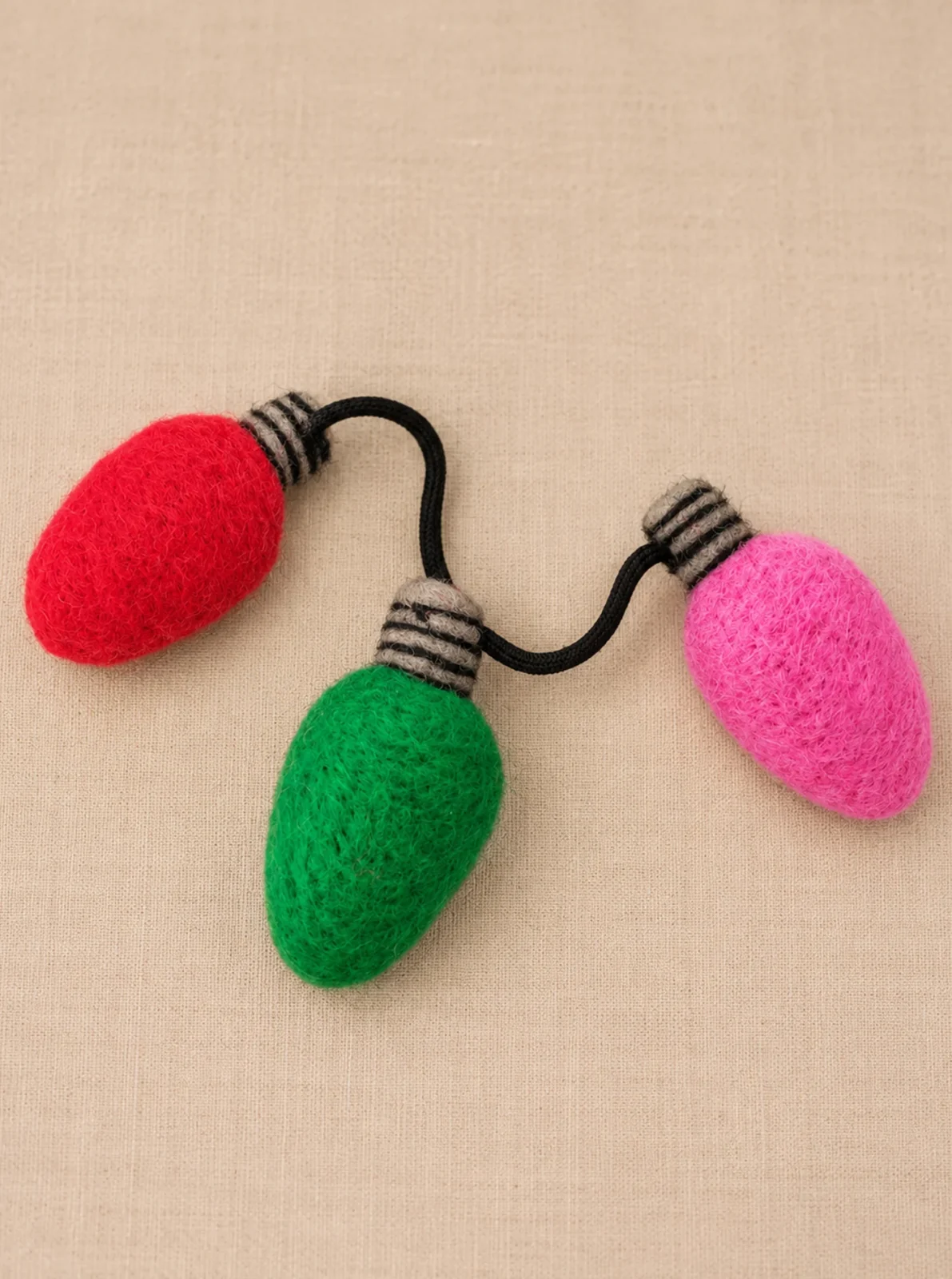 HOLIDAY STRING LIGHTS WOOL CAT TOY