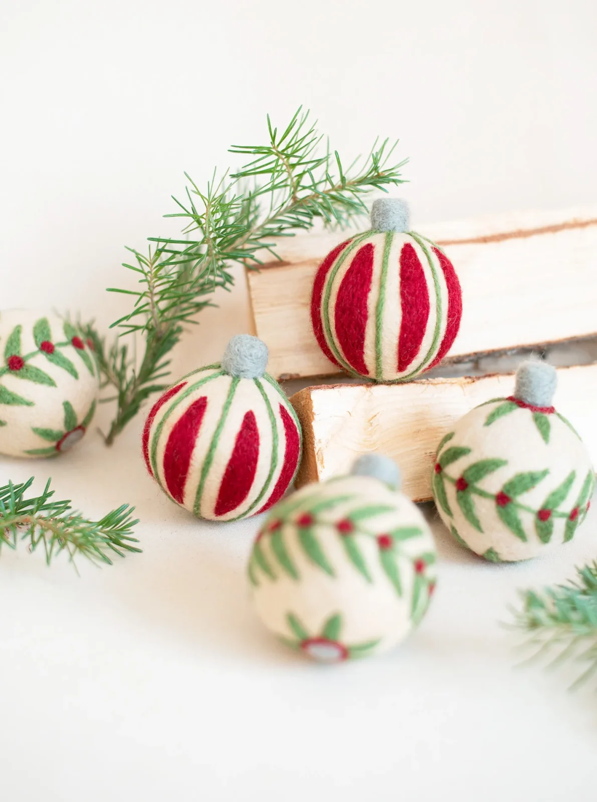 ORNAMENT BALL WOOL DOG TOY - Image 2